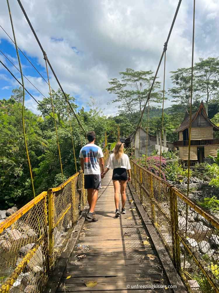 A couple at the Jembatan Kuning bridge